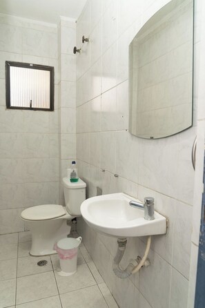 Douche, sèche-cheveux, serviettes fournies, savon