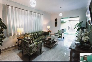 TV - Cantinho de Búzios – Ideal for family and friends, close to the beaches, pet friendly. (Armação dos Búzios)
