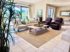 Smart TV, fireplace, books, computer monitors - PrivateCC 3BD/2BA-Golden sunsets, lake views, and pet/family-friendly gatherings (Rancho Mirage)