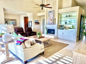 Smart TV, fireplace, books, computer monitors - PrivateCC 3BD/2BA-Golden sunsets, lake views, and pet/family-friendly gatherings (Rancho Mirage)