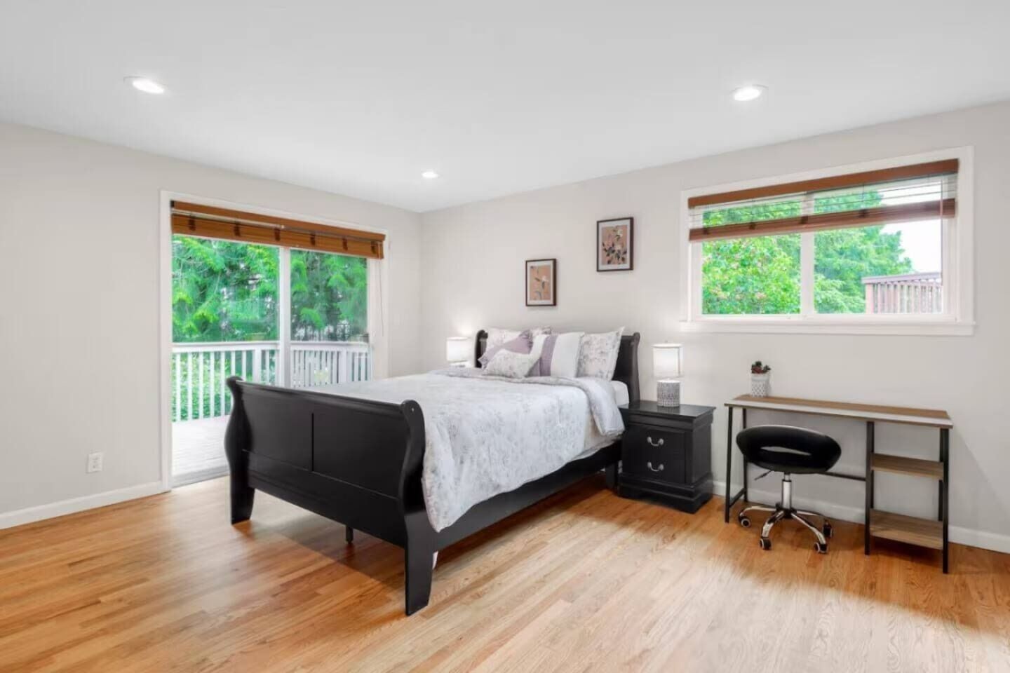Desk, iron/ironing board, WiFi, bed sheets