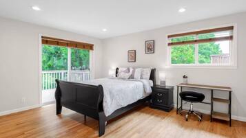 Desk, iron/ironing board, WiFi, bed sheets