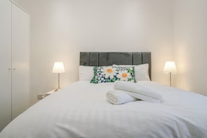 Tabla de planchar con plancha, wifi gratis y ropa de cama 