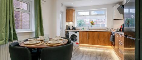 Kjøleskap, mikrobølgeovn, ovn og kokeplater