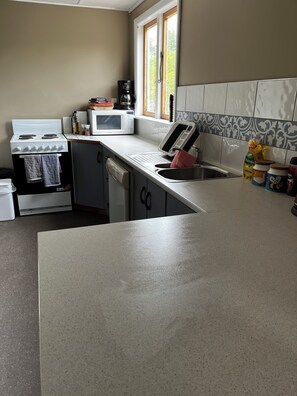 Micro-ondes, four, plaque de cuisson, lave-vaisselle