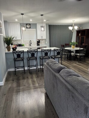 Interior - Quaint 3-bedroom house in sunny Tampa Florida, 13 mins from downtown /Ybor city. (Tampa)
