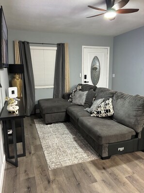 Smart TV - Quaint 3-bedroom house in sunny Tampa Florida, 13 mins from downtown /Ybor city. (Tampa)