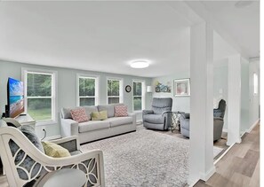 Smart TV - Cozy Coastal Cottage - 5 Min to Holden Beach (Supply)