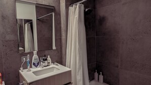Asciugacapelli, asciugamani, sapone, carta igienica