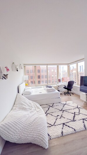WiFi, bed sheets - Corner Studio with Large Windows, Beautiful NYC views. Modern Furnishing. (New York)