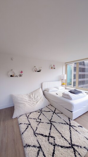 WiFi, bed sheets - Corner Studio with Large Windows, Beautiful NYC views. Modern Furnishing. (New York)