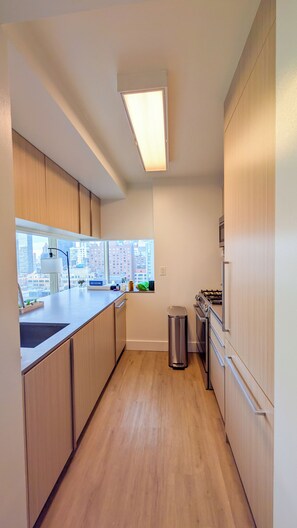 Private kitchen - Corner Studio with Large Windows, Beautiful NYC views. Modern Furnishing. (New York)