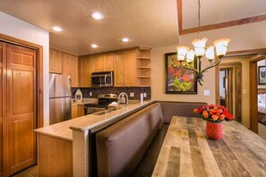 Mikrobølgeovn, ovn, kokeplater og oppvaskmaskin