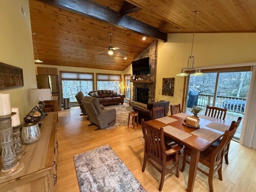 Creekstone Lodge at Alpine Lake, charming 3 bedroom, 2 bath modern cabin retreat
