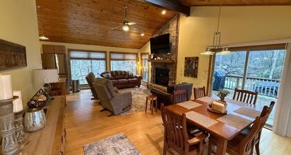 Creekstone Lodge at Alpine Lake, charming 3 bedroom, 2 bath modern cabin retreat