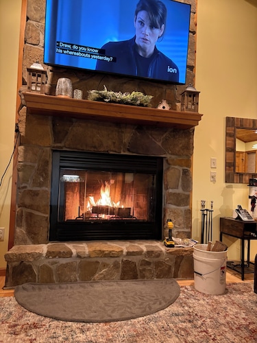 Creekstone Lodge at Alpine Lake, charming 3 bedroom, 2 bath modern cabin retreat