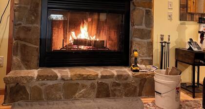 Creekstone Lodge at Alpine Lake, charming 3 bedroom, 2 bath modern cabin retreat