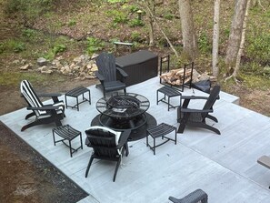 Terrace/patio - Creekstone Lodge at Alpine Lake, charming 3 bedroom, 2 bath modern cabin retreat (Terra Alta)