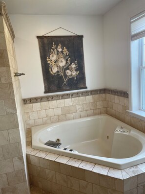 Bañera de hidromasaje, secador de pelo, toallas y jabón