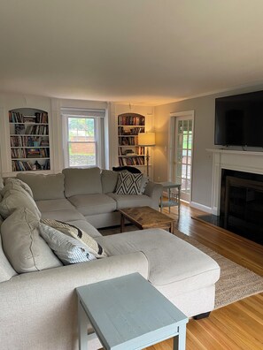 TV - Spacious, family friendly 3700 sq ft w/ great yard (Manchester)