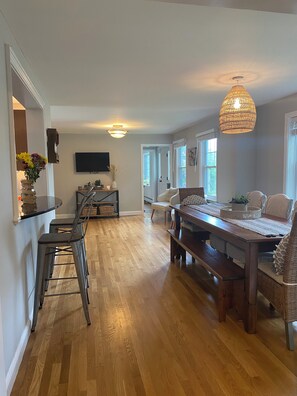 Dining - Spacious, family friendly 3700 sq ft w/ great yard (Manchester)