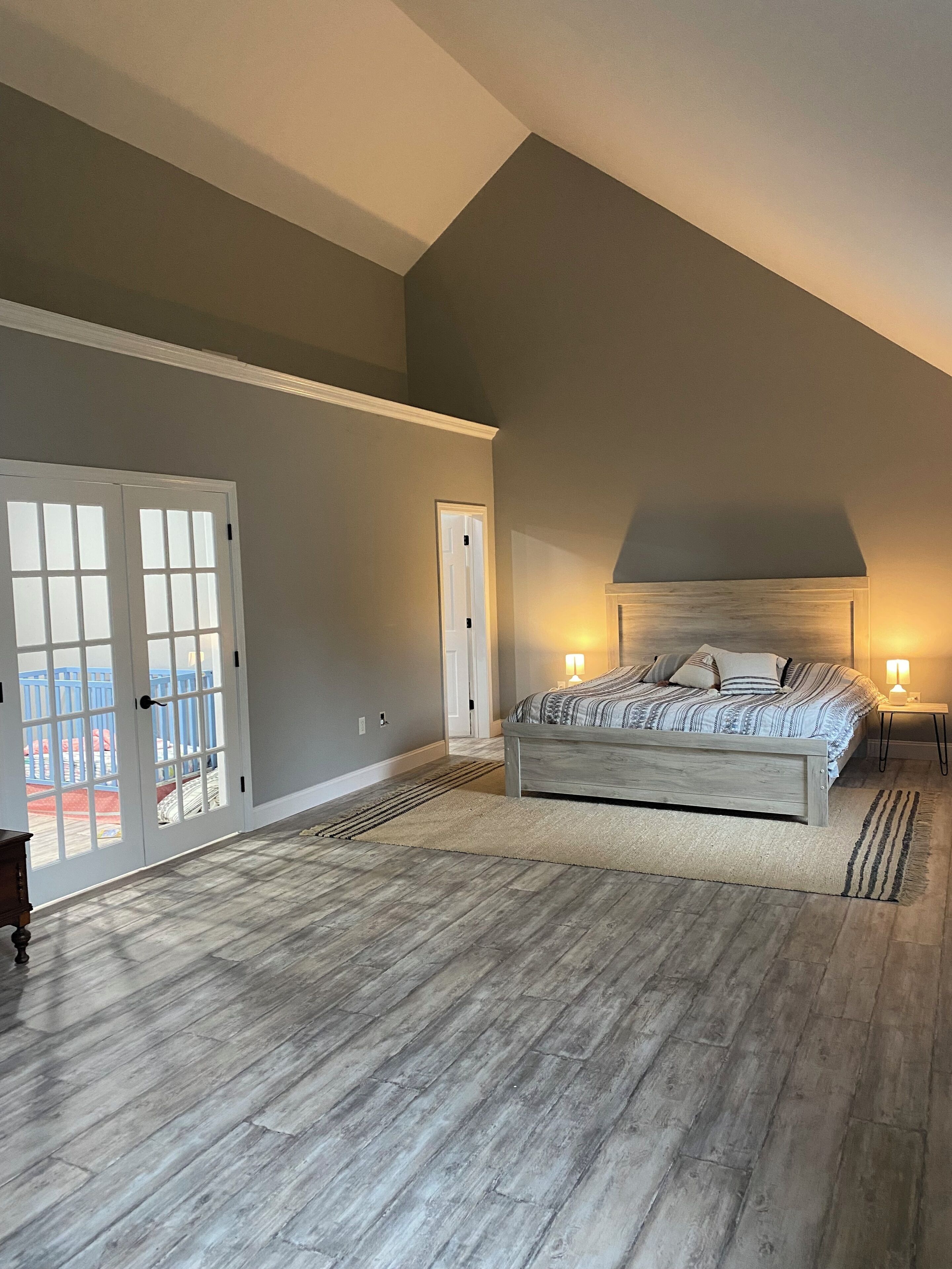 Een strijkplank/strijkijzer, internet, beddengoed