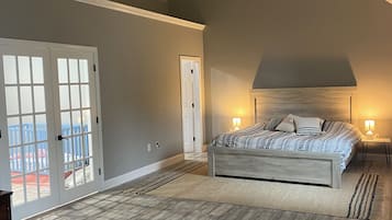 Een strijkplank/strijkijzer, internet, beddengoed