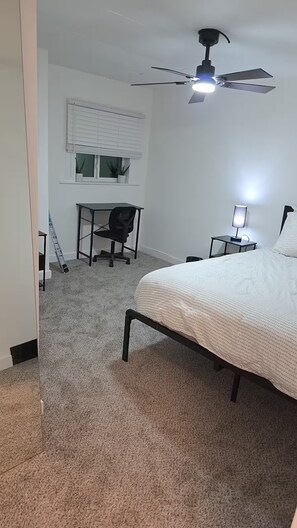WiFi, bed sheets - Pittsburgh’s Newest Jacuzzi & Fire Pit Urban Lodge (Pittsburgh)
