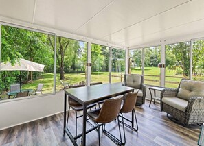 Dining - Creekside Bungalow-Charming, Close to Downtown! (Waynesville)