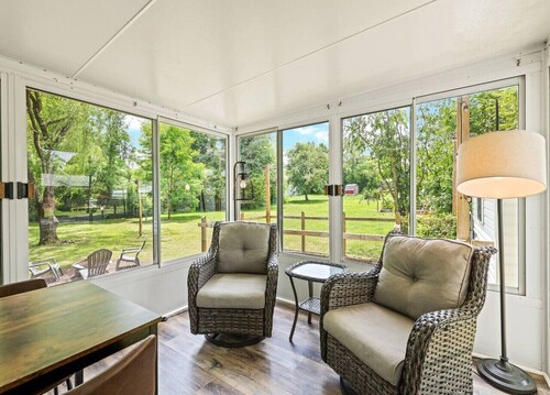 Creekside Bungalow-Charming, Close to Downtown!