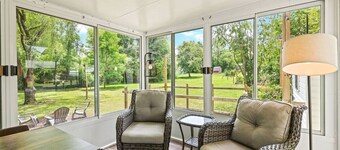 Creekside Bungalow-Charming, Close to Downtown!