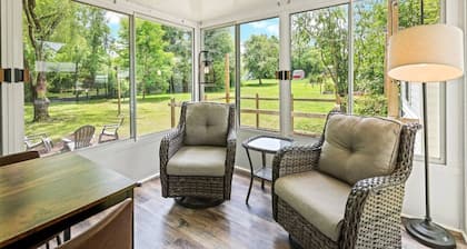 Creekside Bungalow-Charming, Close to Downtown!