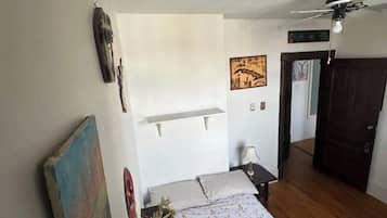 2 bedrooms, internet, bed sheets