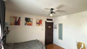 2 bedrooms, internet, bed sheets