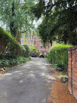 Property grounds - 2-bedroom apartment in perfect Rochester with cool AC (Rochester)