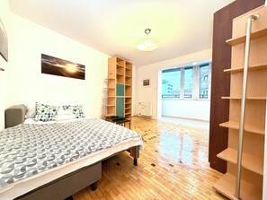 Tabla de planchar con plancha, wifi y ropa de cama 