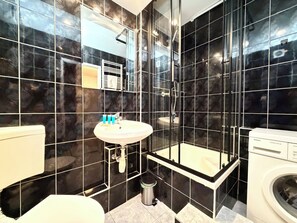 Shower, hair dryer, towels - Kilińskiego Urban Apartment (Wrocław)