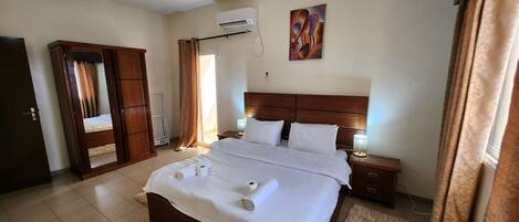 Iron/ironing board, internet, bed sheets