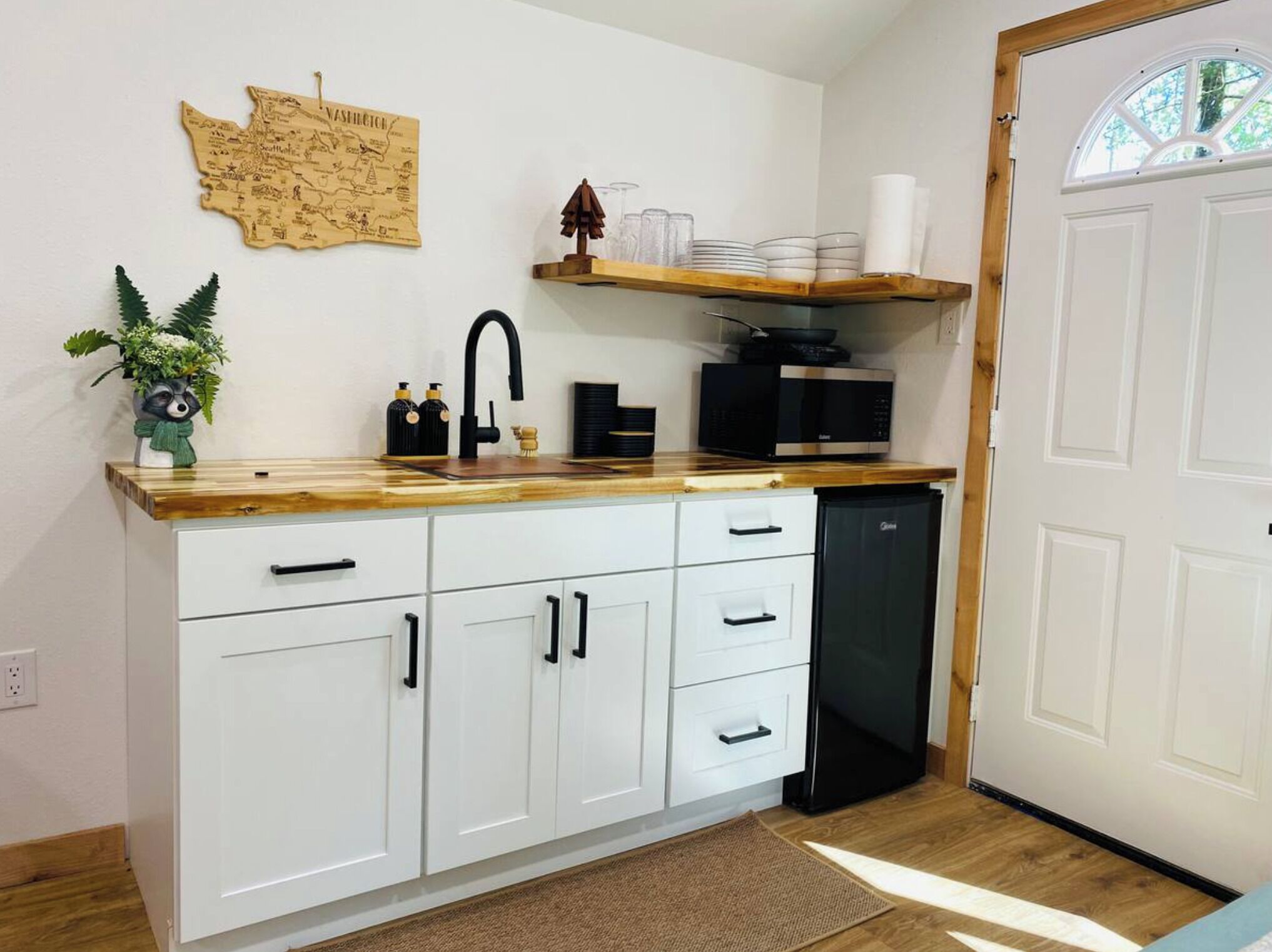 Réfrigérateur, micro-ondes, plaque de cuisson, cafetière/bouilloire