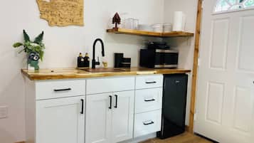 Réfrigérateur, micro-ondes, plaque de cuisson, cafetière/bouilloire