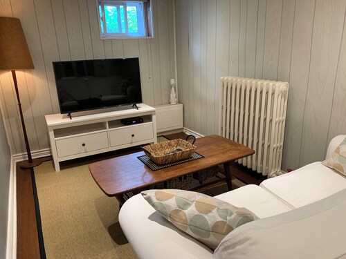 Spacious 1 Bedroom Suite on Subway Line!