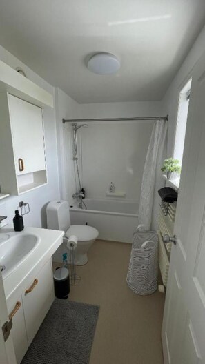 Bathroom - IQ Apartments  (Ytri-Njarðvík)