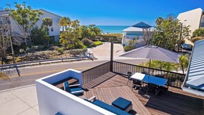 Outdoor dining - Barefoot Energy: Across the street from Gulf! Rooftop Deck Pool & Spa by Anna Maria Life (Holmes Beach)