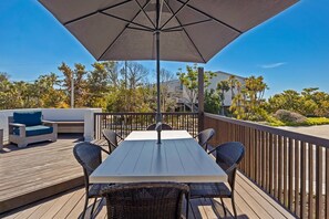 Outdoor dining - Barefoot Energy: Across the street from Gulf! Rooftop Deck Pool & Spa by Anna Maria Life (Holmes Beach)