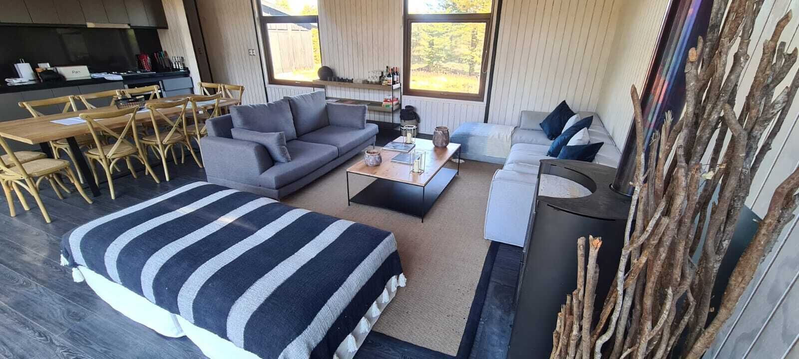 Smart TV, fireplace, books, stereo