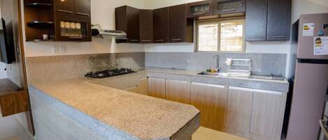 Réfrigérateur, micro-ondes, four, plaque de cuisson