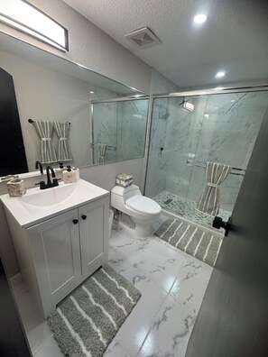 Ducha, secador de pelo, bidet, toallas