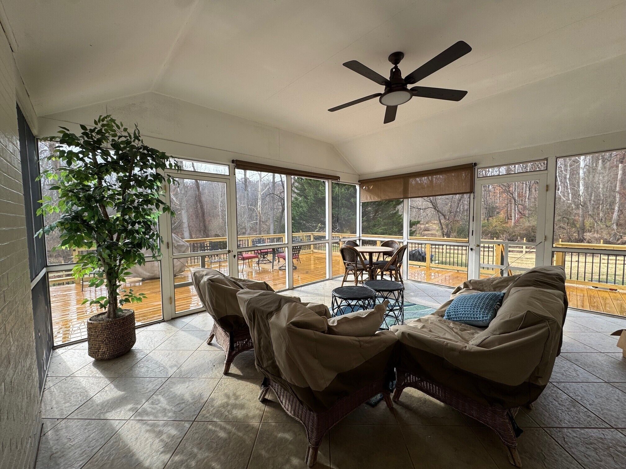 Een televisie en een open haard