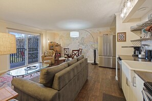 Smart TV, fireplace - Life on the Wall | Walk to Downtown & River (Bend)
