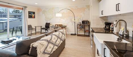 Réfrigérateur, micro-ondes, four, plaque de cuisson